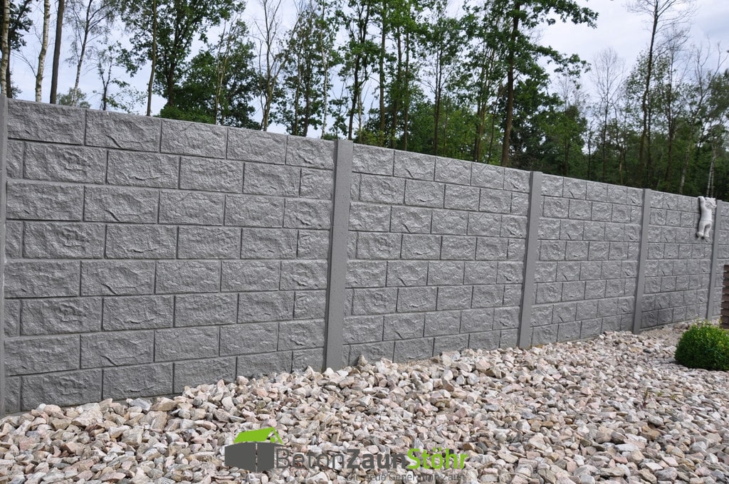 Maxi Stone am Kiesbeet — Außenanlage